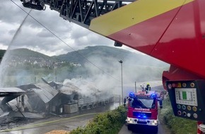 Feuerwehr Plettenberg: FW-PL: Feuer in einem holzverarbeitenden Betrieb. Drehleiter und Löschgruppe Eiringhausen im Einsatz.