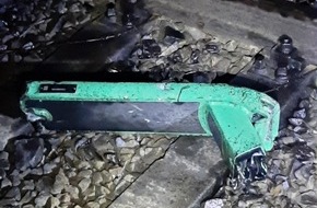 Bundespolizeiinspektion Magdeburg: BPOLI MD: Zug überfährt E-Roller und wird beschädigt: Zeugenaufruf