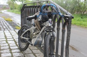 Kreispolizeibehörde Kleve: POL-KLE: Wachtendonk-Wankum - Alleinunfall / 14-Jähriger verunfallt mit selbstgebautem Zweirad und verletzt sich schwer