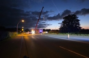 Polizeiinspektion Cuxhaven: POL-CUX: Verkehrsunfall durch Sekundenschlaf mit Wohnmobil in Cuxhaven - Aufwändige Bergung (Foto im Anhang)