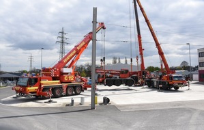 Feuerwehr Dortmund: FW-DO: Gemeinsame Übung der Feuerwehrkräne aus Münster, Bochum,    Wuppertal und Dortmund am Ausbildungszentrum der Feuerwehr