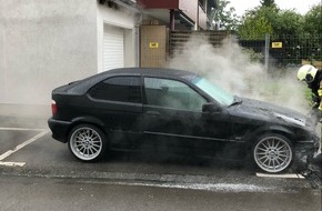 Polizei Mettmann: POL-ME: Brennender BMW - Polizei geht von Brandlegung aus - Hilden - 2105108