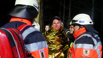 Freiwillige Feuerwehr Celle: FW Celle: Feuerwehr und Rettungsdienst üben in Hustedt unter realistischen Bedingungen!