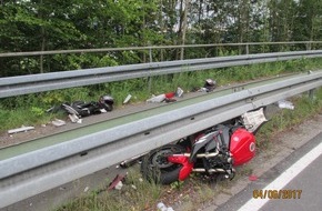 Polizeiinspektion Hameln-Pyrmont/Holzminden: POL-HM: Verkehrsunfall mit schwerverletztem Motorradfahrer