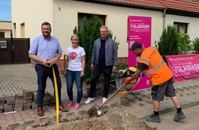 Deutsche Telekom AG: Im Plan: Bürgermeister Enrico Schilling besucht Glasfaser-Baustelle der Telekom