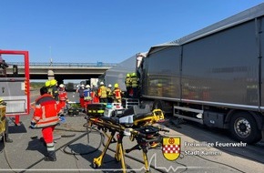 Freiwillige Feuerwehr Kamen: FW Kamen: Schwerer Verkehrsunfall BAB 2 FR Hannover am Kamener Kreuz