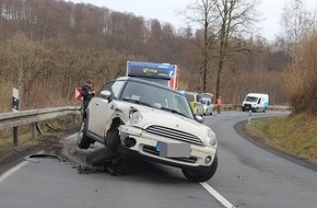 Kreispolizeibehörde Höxter: POL-HX: Mini kommt gegen die Leitplanke - Fahrerin verletzt