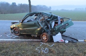 Polizeiinspektion Hildesheim: POL-HI: Schwerer Verkehrsunfall ** zwei Verletzte ** Pkw nicht zugelassen und Kennzeichen gefälscht **