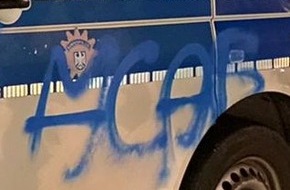 Bundespolizeiinspektion Bad Bentheim: BPOL-BadBentheim: Dienstwagen der Bundespolizei mit Farbe besprüht