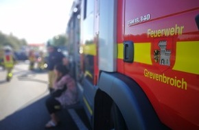 Feuerwehr Grevenbroich: FW Grevenbroich: F&uuml;nf Verletzte bei Unfall in Grevenbroich - Ein Fahrer per Hubschrauber in Klinik geflogen