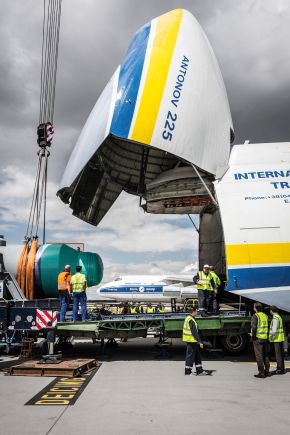 DB Schenker bringt 141-Tonnen-Zylinder mit Schiff, Lkw und Flugzeug von Berlin nach Kanada