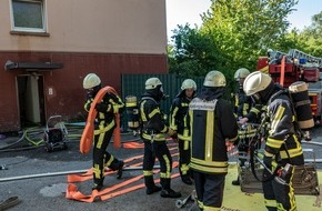 Feuerwehr Bochum: FW-BO: Wohnungsbrand in Riemke - Vier Personen werden leicht verletzt, Feuerwehr rettet Hund aus den Flammen