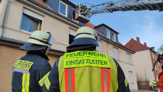 Freiwillige Feuerwehr Celle: FW Celle: Geschossdecke durchgebrannt - Feuer in Mehrparteienhaus!