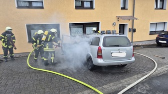 FW VG Westerburg: PKW brennt in Rotenhain vollständig aus - Rauch dringt in Mehrfamilienhaus ein