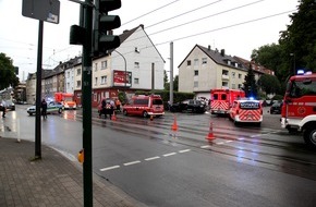 Feuerwehr Essen: FW-E: Verkehrsunfall auf Einsatzfahrt zum Wohnungsbrand, fünf Personen verletzt