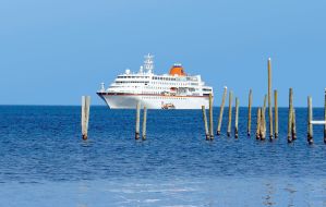 Hapag-Lloyd Cruises: Premieren & Prominenz: Sommerliche "Schnupper-Törns" mit der COLUMBUS durch die Nord- und Ostsee