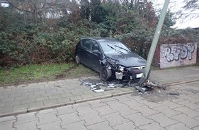 Polizei Duisburg: POL-DU: Overbruch: Joggerin als Zeugin gesucht - Autofahrer kollidiert mit Laterne