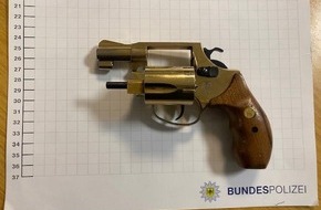 Bundespolizeidirektion Sankt Augustin: BPOL NRW: Bundespolizei stellt Schreckschusswaffe im Essener Hauptbahnhof sicher