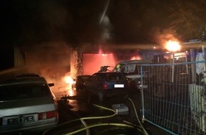 Feuerwehr Stolberg: FW-Stolberg: Brand einer Lagerhalle mit Kfz-Werkstatt in voller Ausdehnung / Feuerschein in einer Fabrikhalle