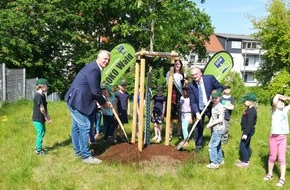 Tag der Deutschen Einheit: Einheitsbuddeln: Pflanze einen Baum - für die Einheit und die Umwelt!