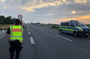 Polizeiinspektion Cuxhaven: POL-CUX: Schwerverletzte bei Verkehrsunfällen ++ Verkehrskontrolle am Wesertunnel ++ Feldscheune abgebrannt ++ Einbrecher überrascht