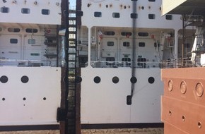 MSC Kreuzfahrten: Meilenstein im Umbau der MSC Armonia / Gestern Donnerstag wurde in der Werft von Fincantieri in Palermo ein neues Mittelstück in die MSC Armonia eingesetzt / Das Schiff wurde um 23,7 Meter verlängert (BILD)