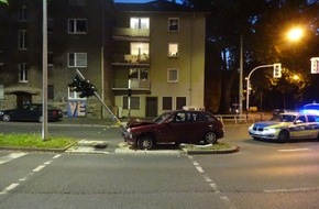 Polizei Bochum: POL-BO: Fahrt einer alkoholisierten Bochumerin (32) endet vor Ampelmast