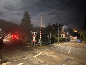 FW Weinheim: Auto landet auf den Gleisen am Bahnübergang Bergstraße. Feuerwehr hebt festgefahrenen Volkswagen mit Hebekissen aus dem Gleisbett