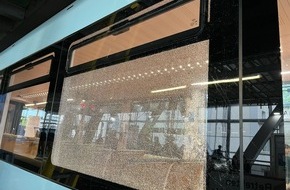 Polizei Wuppertal: POL-W: W Steinwurf auf Schwebebahn - Polizei sucht Zeugen