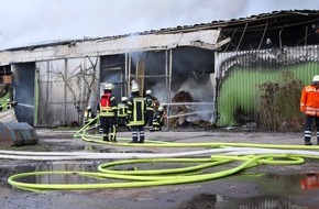 Kreisfeuerwehrverband Lüchow-Dannenberg e.V.: FW Lüchow-Dannenberg: Großbrand hält Feuerwehr in Atem +++ 150 Feuerwehrleute im stundenlangen Löscheinsatz +++ Rauchsäule kilometerweit zu sehen