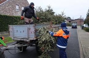 Freiwillige Feuerwehr Gangelt: FW Gangelt: Abholung der Weihnachtsb&auml;ume durch die Jugendfeuerwehr