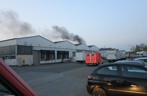 Feuerwehr Gelsenkirchen: FW-GE: Brannten Dachteile in einer Gewerbehalle in Schalke-Nord - Chirurgischer Löscheinsatz begrenzte den Sachschaden