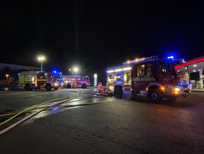 FW Lehrte: LKW-Anhänger brennt auf dem Autohof Lehrte an der Westtangente