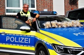 Polizeiinspektion Wilhelmshaven/Friesland: POL-WHV: "Übergabe von Teddybären für Kinder in Notunterkünften in Varel
