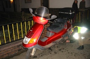 Polizeiinspektion Hameln-Pyrmont/Holzminden: POL-HOL: Nach "Reifenplatzer" am Motorroller: Rollerfahrer mit Soziusfahrerin leicht verletzt - Kontrolle über Motorroller verloren -