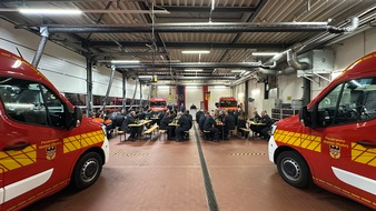 Feuerwehr Wetter (Ruhr): FW-EN: B&uuml;rgermeister &uuml;bergibt vier neue Mannschaftstransportfahrzeuge an die Feuerwehr Wetter (Ruhr)