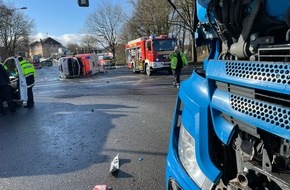 Feuerwehr Detmold: FW-DT: Schwerer Verkehrsunfall zwischen einem Rettungswagen und einem LKW