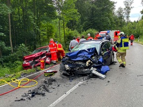 KFV Bodenseekreis: Feuerwehr rettet zwei Fahrzeuglenker aus Fahrzeugen nach schwerem Verkehrsunfall auf K7783