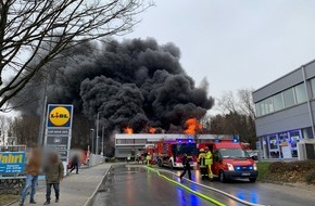 Feuerwehr Erkrath: FW-Erkrath: Großbrand einer Lagerhalle in Erkrath-Hochdahl - 1. Pressemeldung