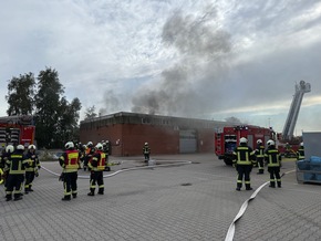 FW-AUR: Brennende Transporter in Hallenkomplex