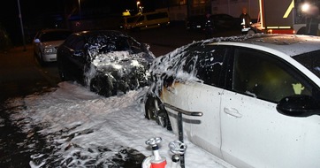 Polizei Hagen: POL-HA: Mercedes und Audi brennen in der Karlstraße ab