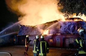 Kreisfeuerwehrverband Rendsburg-Eckernförde: FW-RD: Landwirtschaftliches Gebäude in Flammen - Großer Einsatz in Mörel