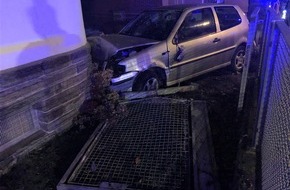 Polizei Aachen: POL-AC: Auto prallt gegen Hauswand - Fahrer alkoholisiert