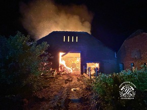 FW Neukirchen-Vluyn: Großbrand einer Scheune - Kräftezehrender Einsatz über 17 Stunden + Nachlöscharbeiten bis zum Folgetag (Abschlussmeldung)