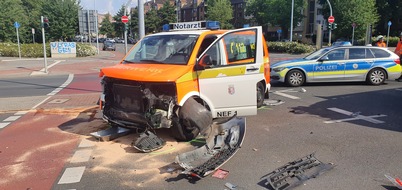 Feuerwehr Mülheim an der Ruhr: FW-MH: Notarzteinsatzfahrzeug auf Einsatzfahrt verunfallt