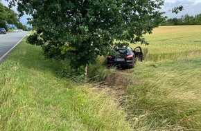 Kreispolizeibehörde Höxter: POL-HX: Ford kommt von der Fahrbahn ab und kollidiert mit Baum - Fahrer leicht verletzt