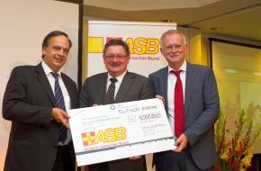 ASB-Bundesverband: ASB stockt Fluthilfe für Bayern auf 1,5 Mio. Euro auf / Staatssekretär Eck nahm Scheck in München entgegen (BILD)