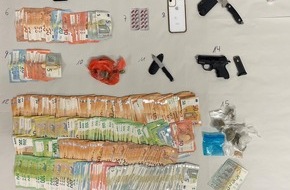 Polizei Köln: POL-K: 250709-1-K Nachteinsatz des Brennpunktteams Kalk - Schusswaffe, Drogen, 42.000 Euro Bargeld und elf Strafanzeigen