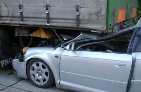 Polizeiinspektion Hildesheim: POL-HI: Schwerer Verkehrsunfall auf der A 7 bei Hildesheim