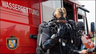 Feuerwehr Mülheim an der Ruhr: FW-MH: Hilflose Person im Wasser - Ersthelfer retten Person aus der Ruhr